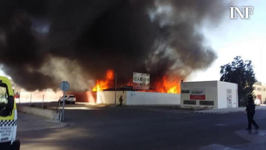 Los bomberos no logran controlar el fuego en una nave de Carrús