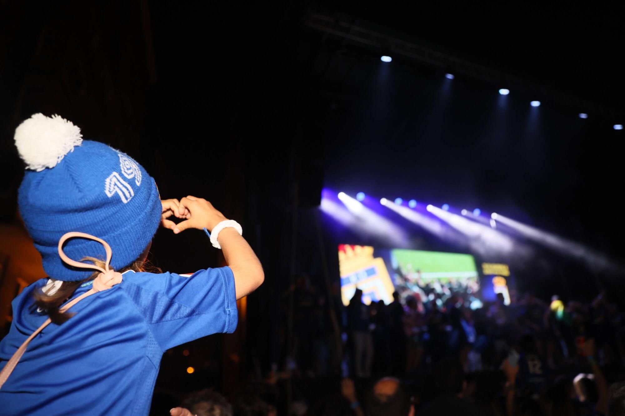 Así se celebró el ascenso del Oviedo a Primera: la afición estalla en una noche histórica