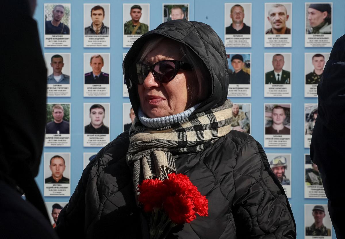 La gente visita el Muro del Recuerdo para conmemorar el Día de los Voluntarios en honor a los combatientes muertos que se unieron a las fuerzas armadas ucranianas.