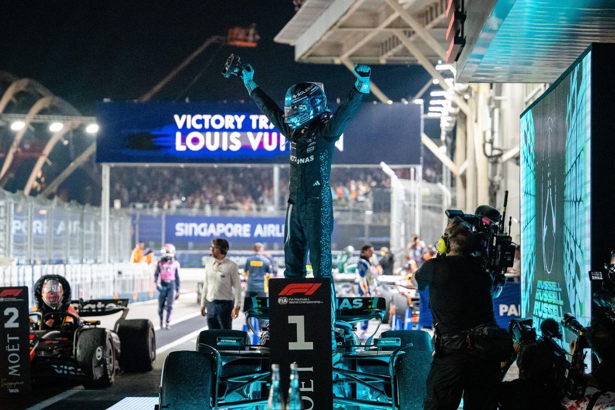 SINGAPORE (Singapore), 05/10/2025.- Mercedes driver George Russell (C) of Britain celebrates after winning the 2025 Formula 1 Singapore Grand Prix at the Marina Bay Street Circuit in Singapore, 05 October 2025. (Fórmula Uno, Reino Unido, Singapur) EFE/EPA/TOM WHITE