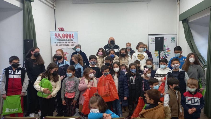 Responsables de la asociación posan con los premiados.