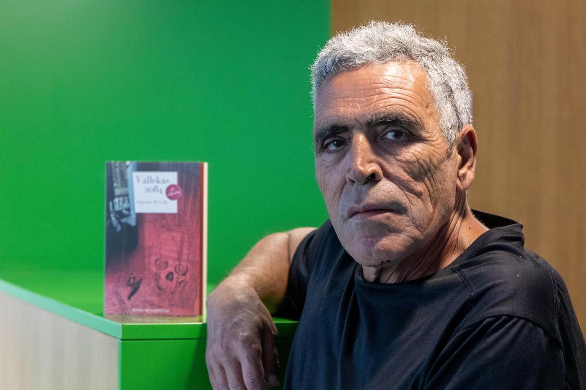 Alejandro M. Gallo, durante una sesión de fotos en la sede de INFORMACIÓN