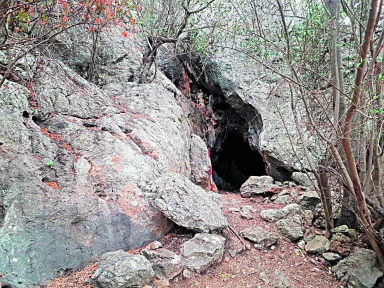 Escondite den Parragó en Son Sabatet de sa Pobla, junto a una imagen reciente de la calle des metge o de sa Llum de Manacor, en la que Parragó fue abatido.