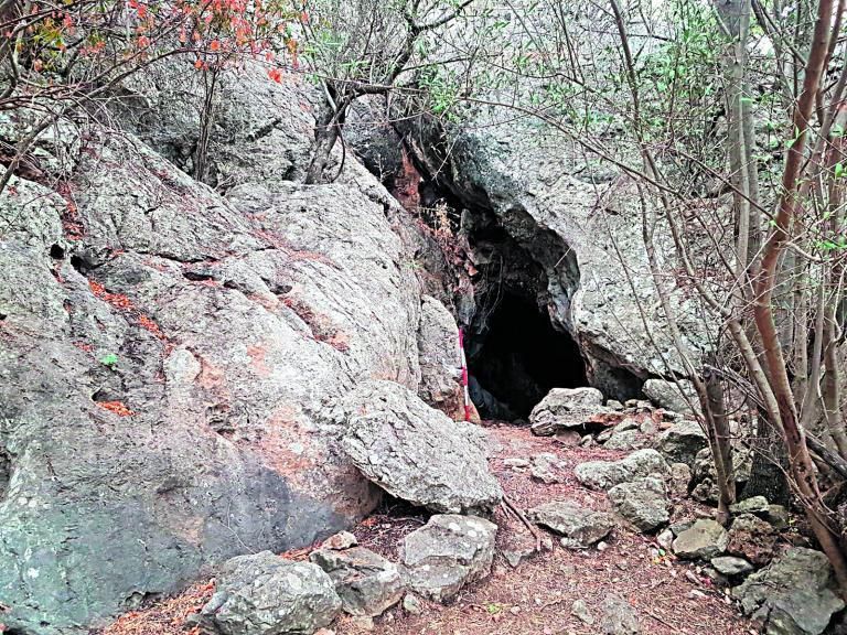 Escondite den Parragó en Son Sabatet de sa Pobla, junto a una imagen reciente de la calle des metge o de sa Llum de Manacor, en la que Parragó fue abatido. 