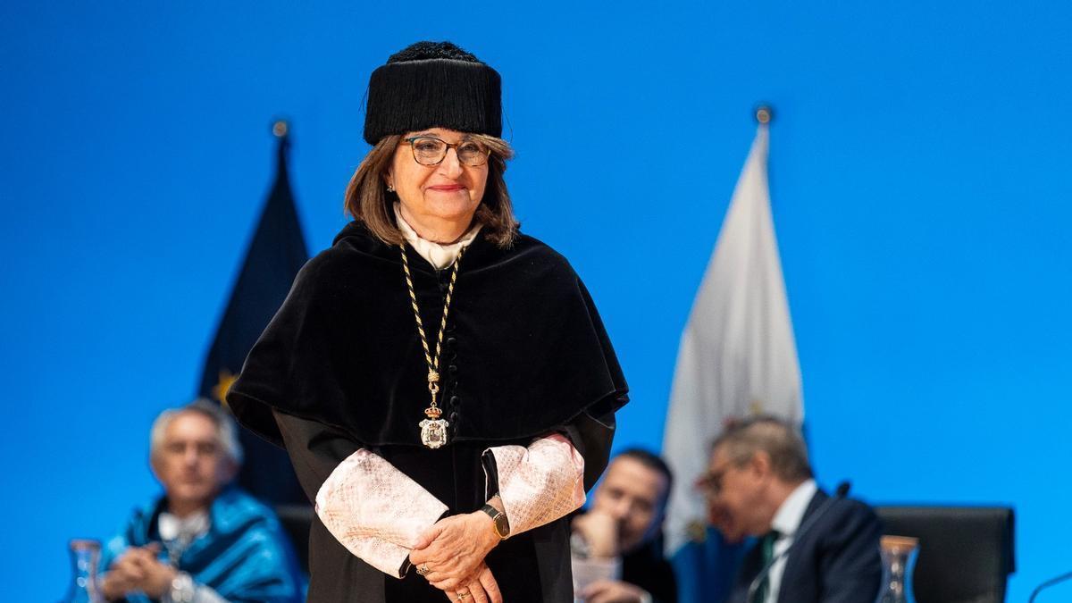 La rectora, Amparo Navarro, durante el acto de apertura de curso.