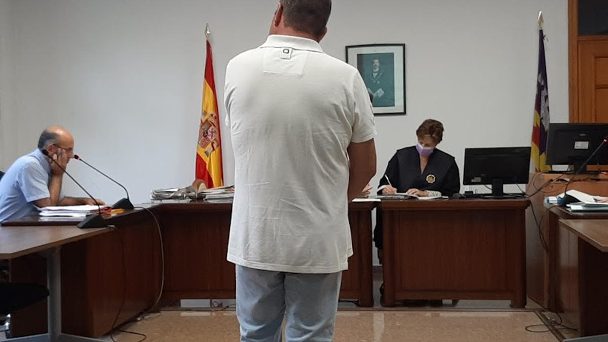 El falso denunciante durante el juicio en Vía Alemania por simulación de delito.