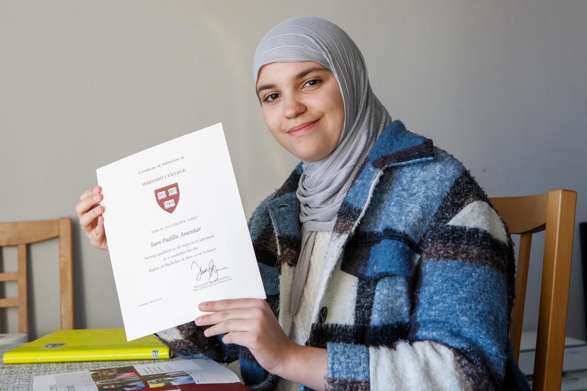 Sara Padilla Amenkar sostiene la solicitud aprobada para estudiar los próximos cuatro años en la universidad de Harvard.