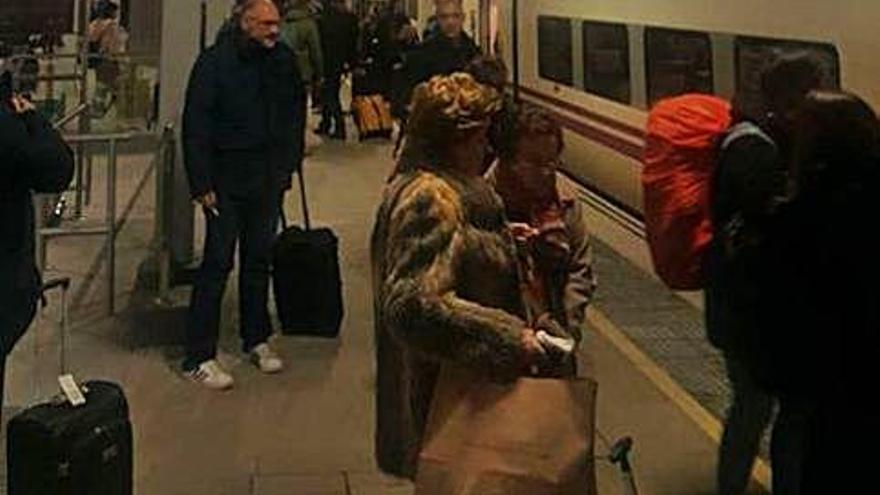 Viajeros esperando en el andén de la estación de Zamora.