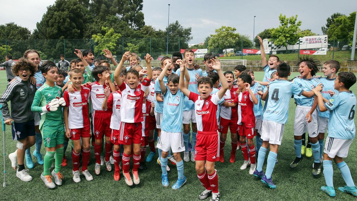 Los jugadores del Celta celebran el triunfo en la pasada edición.