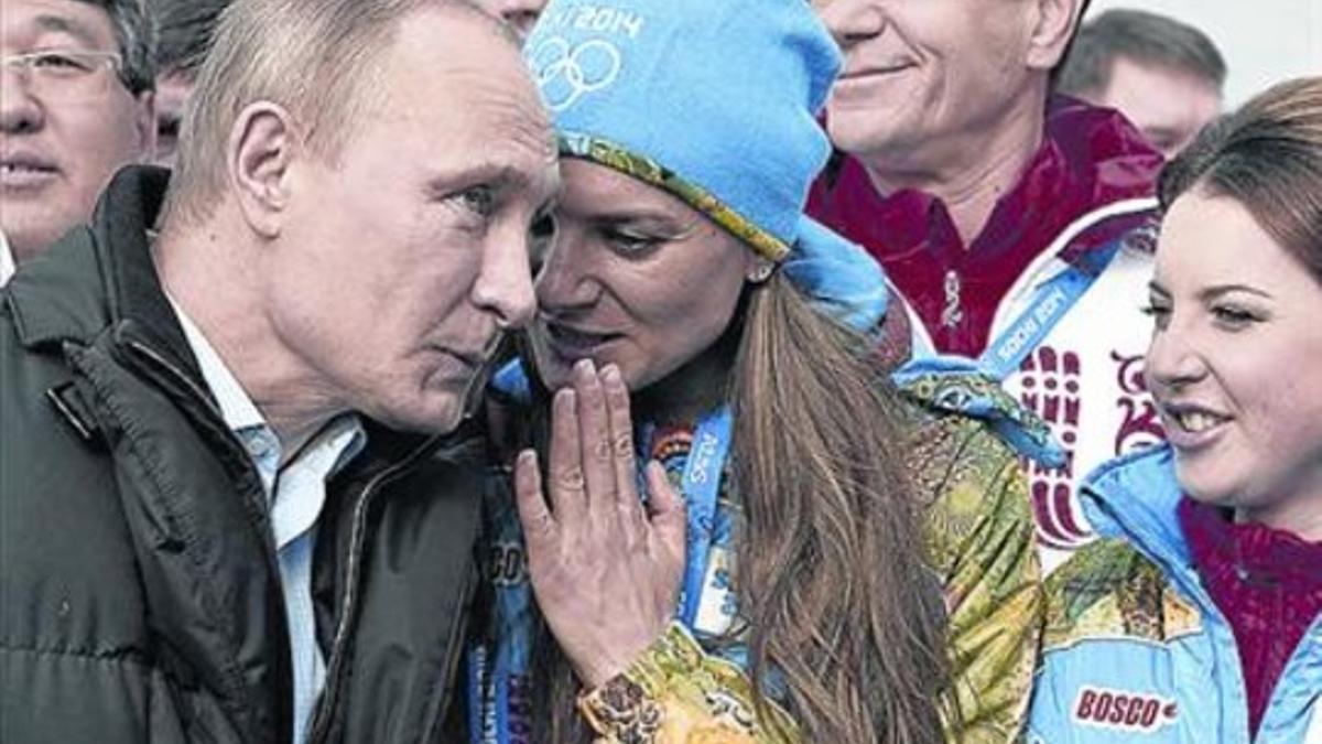 La pertiguista Isinbayeva, alcaldesa de la villa, habla al oído a Putin.