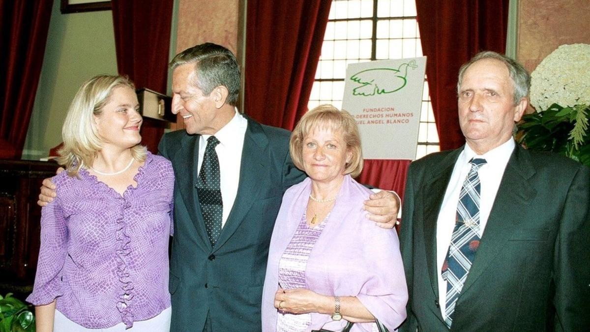 La familia de Miguel Ángel Blanco junto a Adolfo Suárez, en una imagen de archivo.