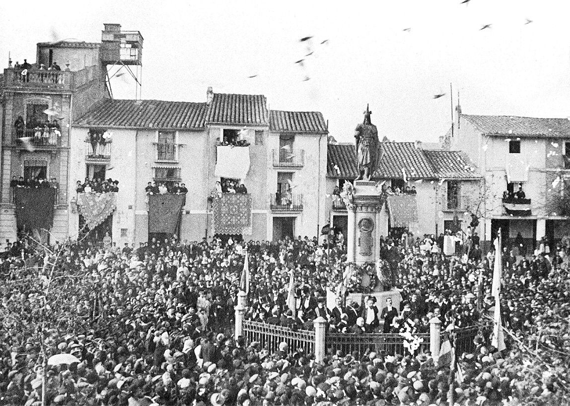 Una imagen de principios del siglo pasado de castellonenses rodeando la estatua del rey Jaume I.