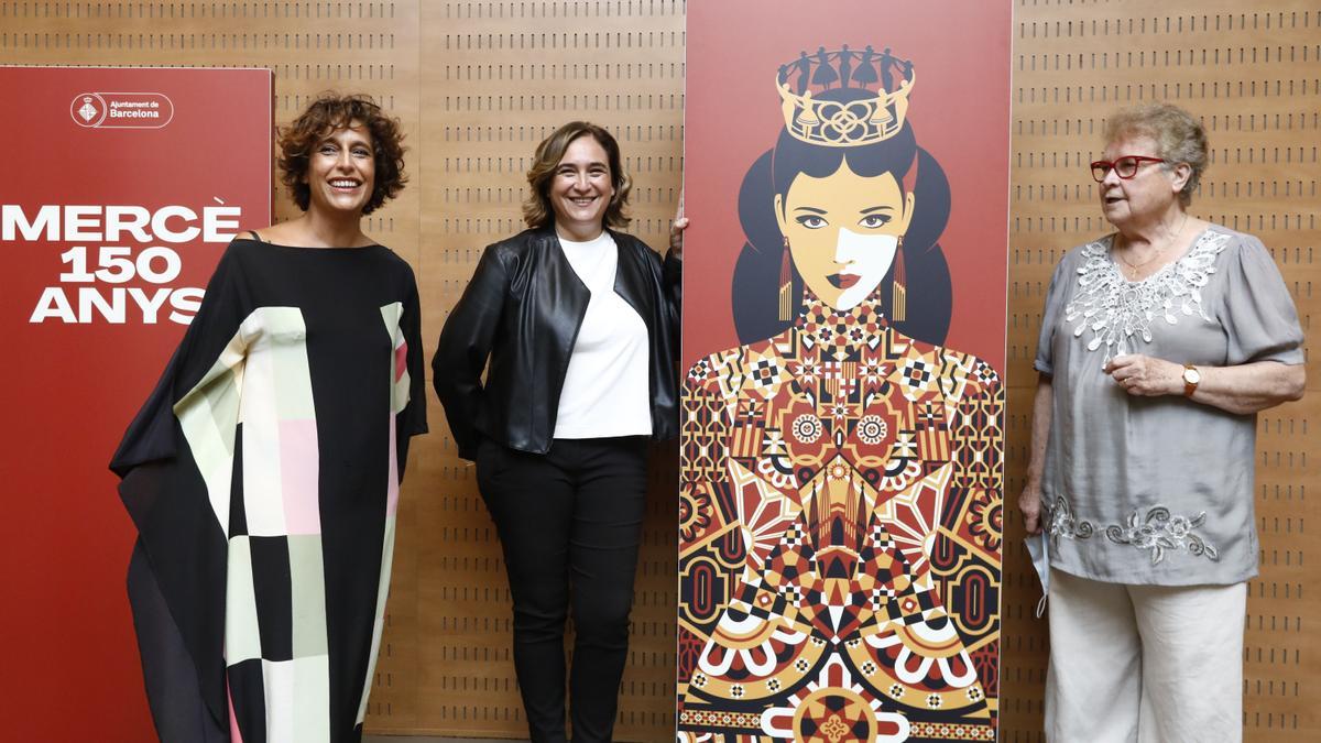 Presentación del cartel de las fiestas de la Mercè con su autora, Malika Favre (izquierda), la alcaldesa Ada Colau, y la pregonera, Custodia Moreno (derecha).