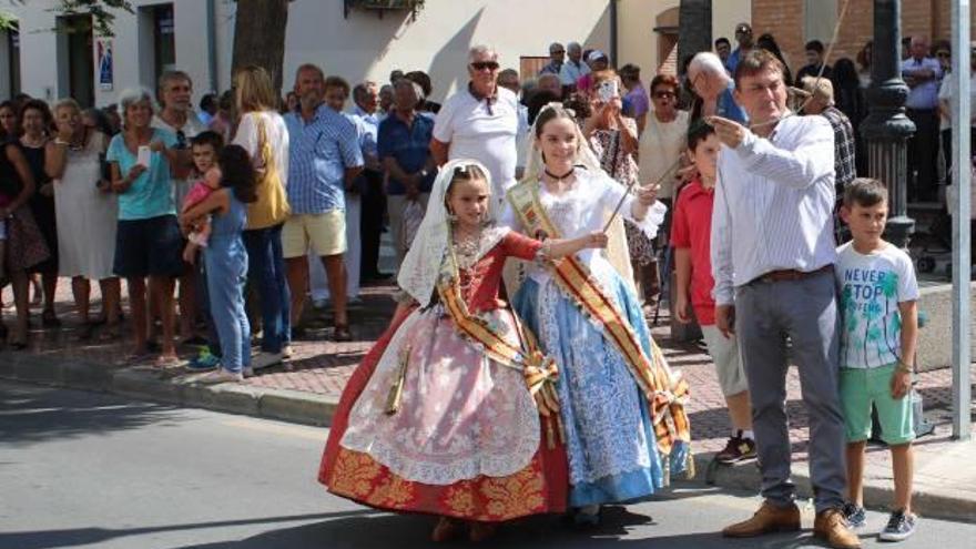 Encendido de la traca por parte de las reinas.