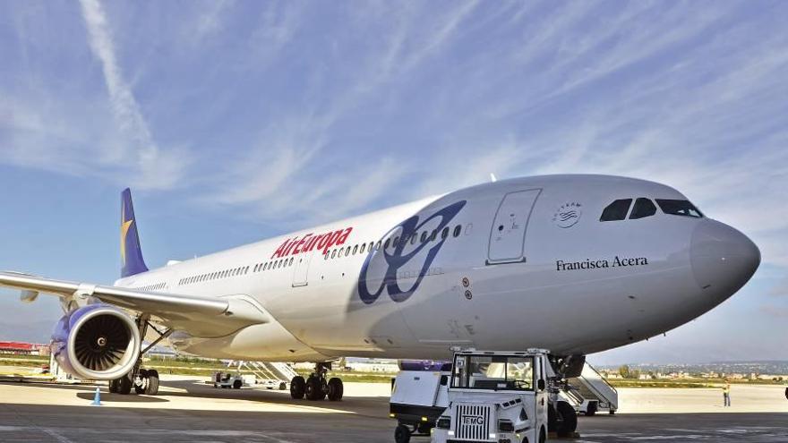 Uno de los aviones de Air Europa, en el aeropuerto de Son Sant Joan.