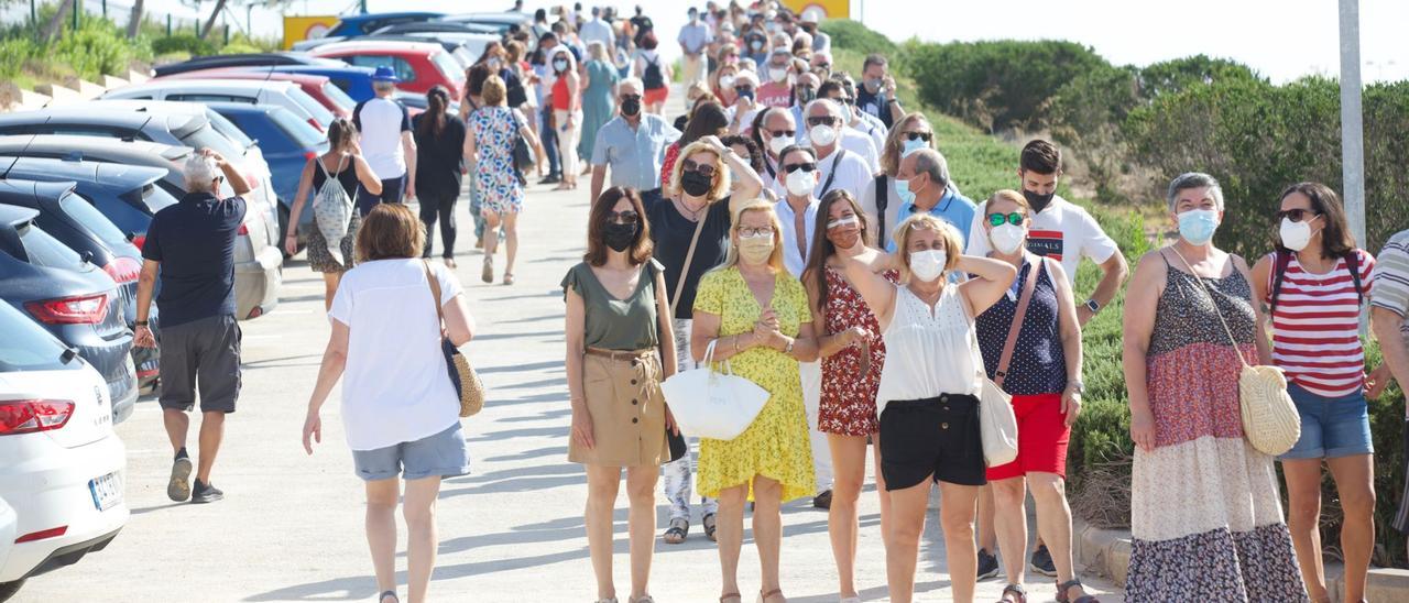 Largas colas en Ciudad de la Luz para vacunarse contra el covid