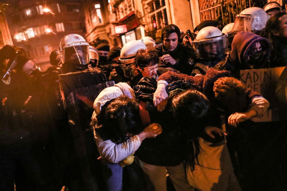 La policía turca utiliza gas pimienta mientras las manifestantes marchan hacia la Plaza Taksim durante una manifestación con motivo del Día Internacional de la Mujer en Estambul, Turquía.