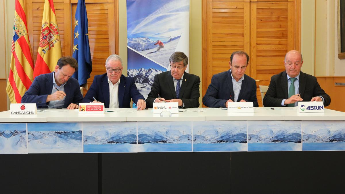 Firma del convenio de colaboración entre el Gobierno de Aragón, la DPH, Astún, Candanchú y la Mancomunidad del Alto Valle del Aragón.