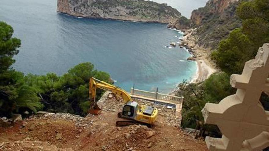 Los nuevos chalés se hacen sitio en el acantilado de Xàbia