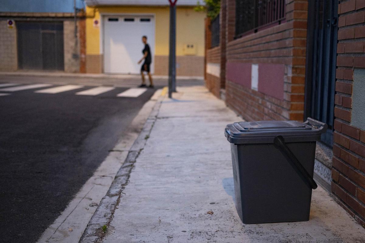 Un contenedor de orgánica en Alcàntera, donde opera el servicio de recogida puerta a puerta.