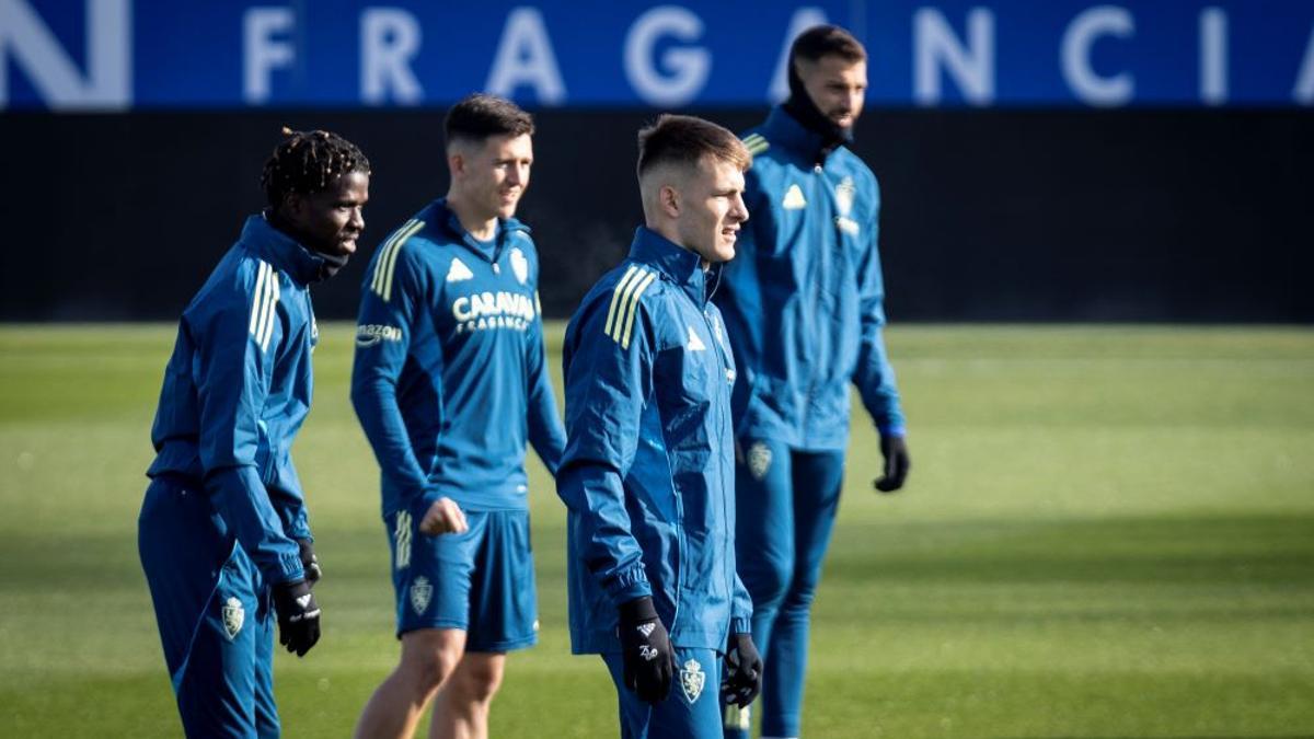 Bazdar, en el centro, en el entrenamiento de este sábado.