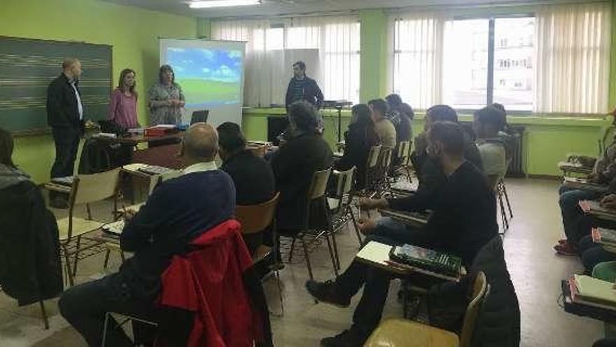 Inauguración, ayer, del curso de riesgo laborales y carretillero