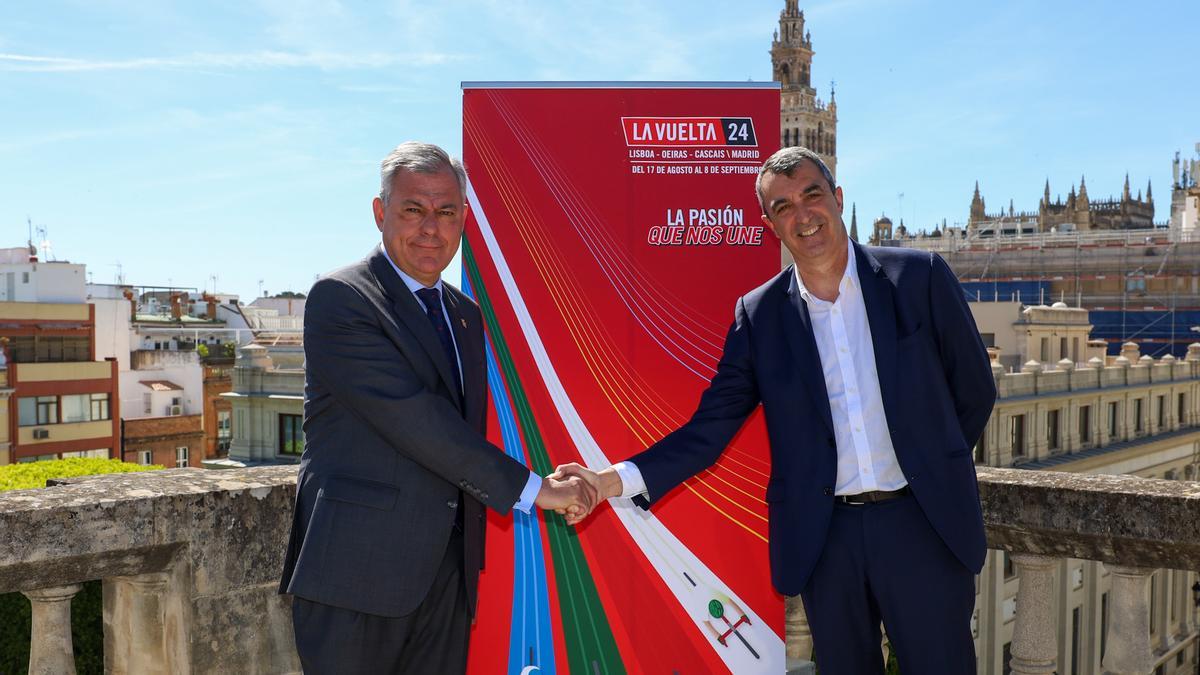 El alcalde de Sevilla, José Luis Sanz, junto al director de la Vuelta Ciclista a España, Javier Guillén