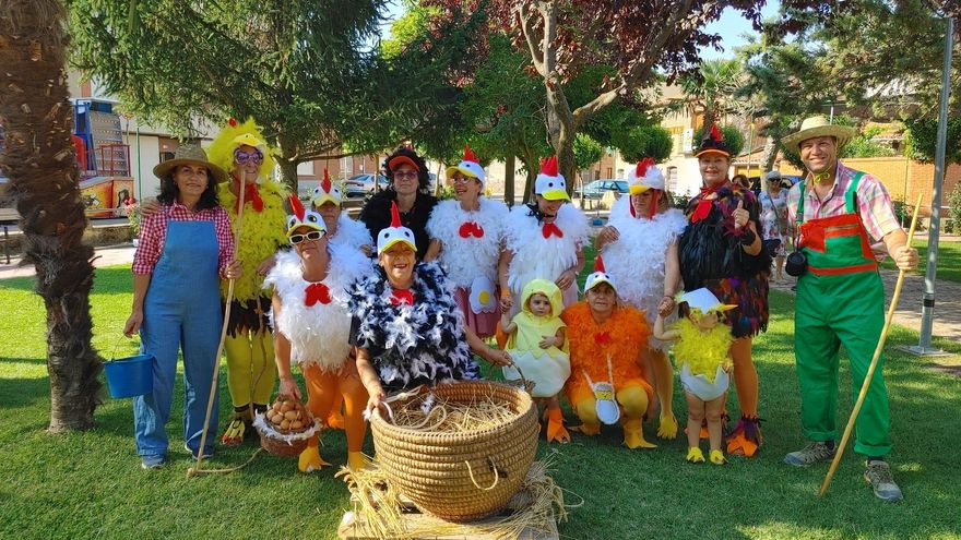 Un desfile con cacareos e ingenio en El Perdigón
