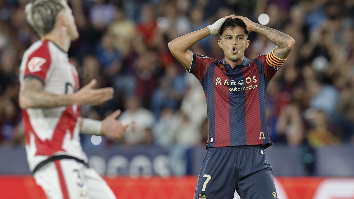 Brugué es posa les mans al cap durant un partit contra el Ray.