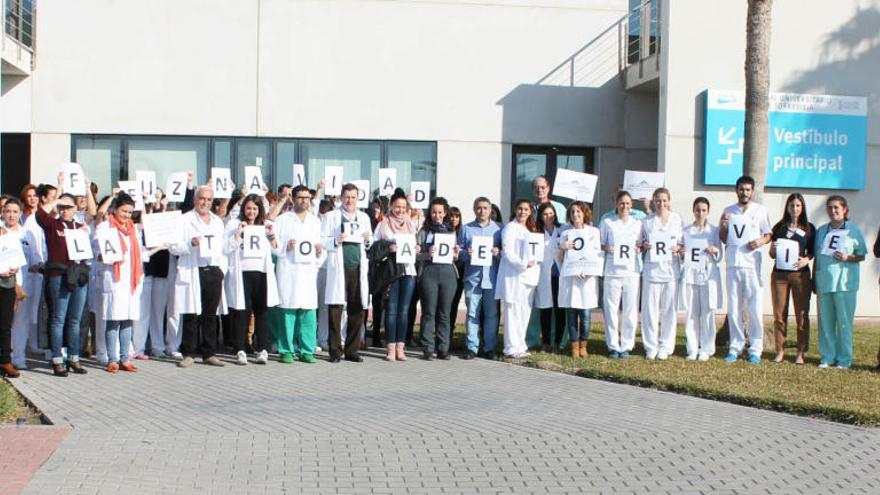 Imagen de la concentraciónde esta mañana a las puertas del Hospital Universitario de Torrevieja