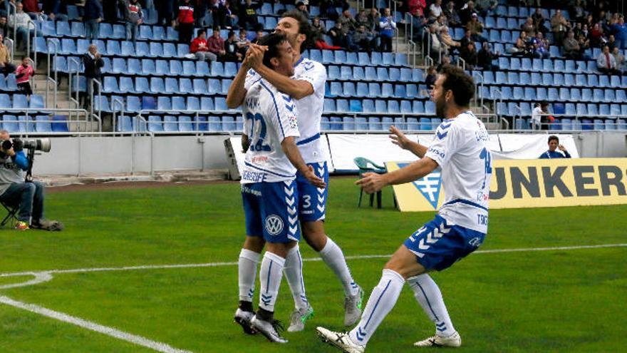 Nano es felicitado por sus compañeros tras marcar el primer gol del Tenerife en el partido de ayer.