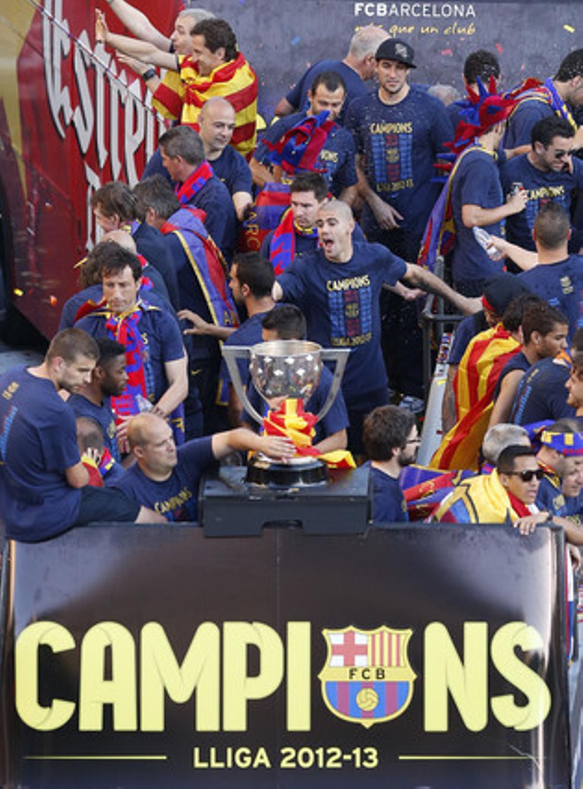 Els campions celebren amb els seus seguidors i també entre ells mateixos.