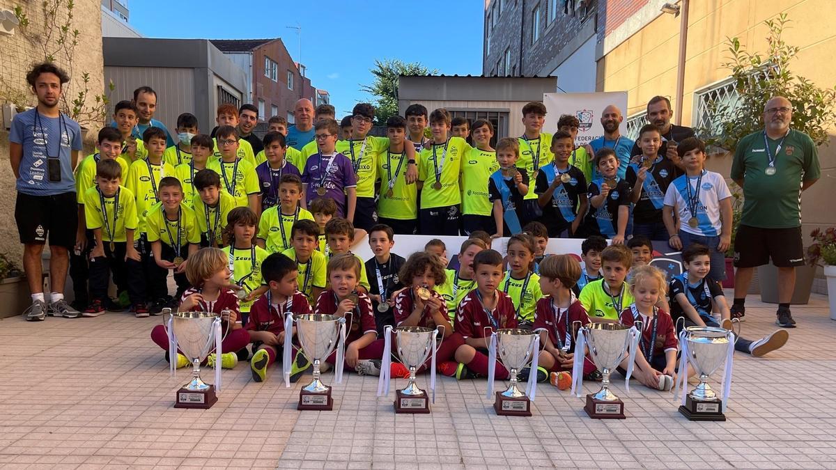 Foto de familia con los campeones de liga de Pontevedra.