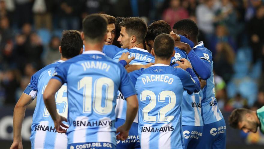 Los jugadores del Málaga CF celebran el triunfo ante el Numancia, el pasado lunes, para alcanzar los 25 puntos en LaLiga 123.