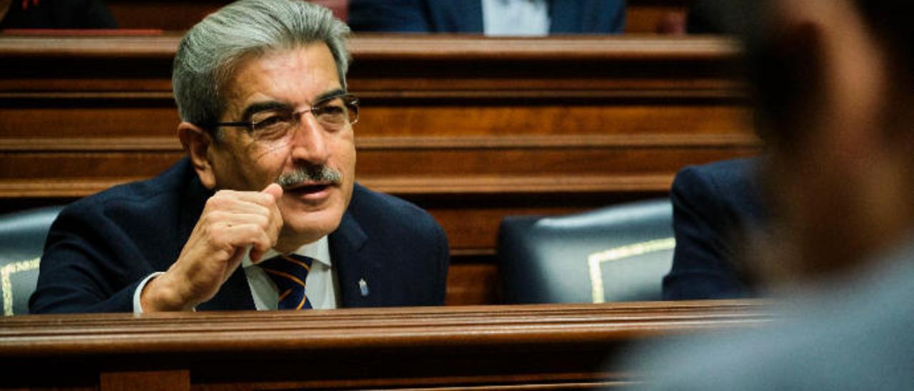 Román Rodríguez, en su escaño durante un pleno del Parlamento de Canarias.