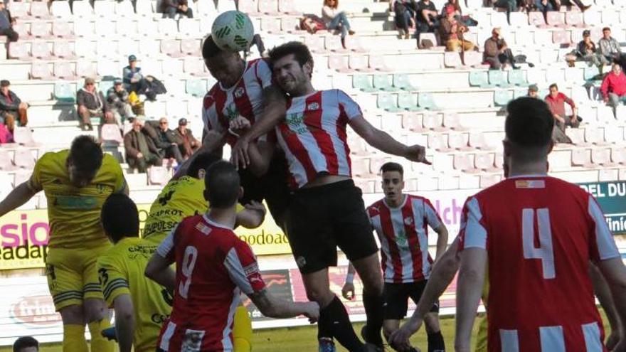 Una de las jugadas en el partido de esta tarde