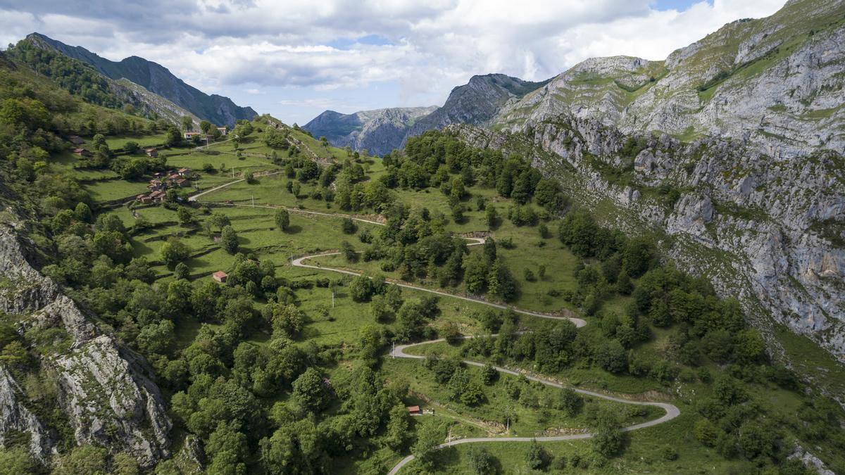 César vive solo en un pueblo muy aislado al que La Vuelta a España no pudo llegar