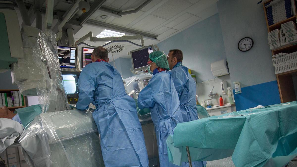 Una operación en el Hospital de Sant Joan, en imagen de archivo