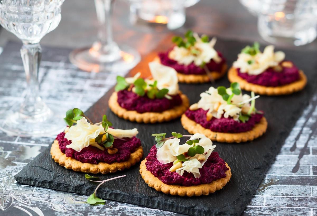 Canapés de remolacha y parmesano.