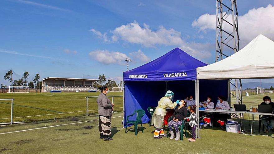 Los equipos del Sergas atienden a los vecinos de Berdón en el campo de fútbol