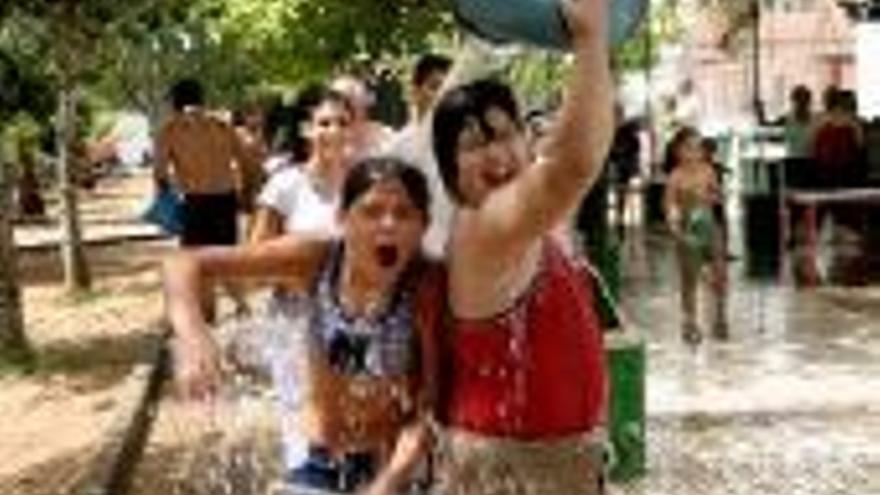 Vecinos del barrio de Llera combaten el calor con una ´mojada popular´ y clausuran sus fiestas