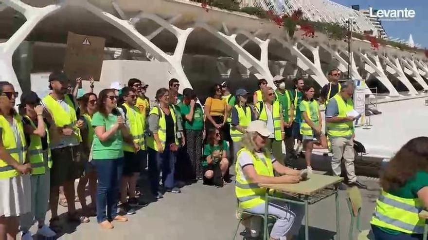 Profesores en huelga sacan las aulas a la calle en la Ciudad de las Artes y las Ciencias