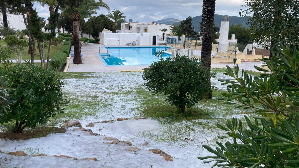 Bajada de temperaturas en Ibiza: Una manta de granizo cubre Siesta