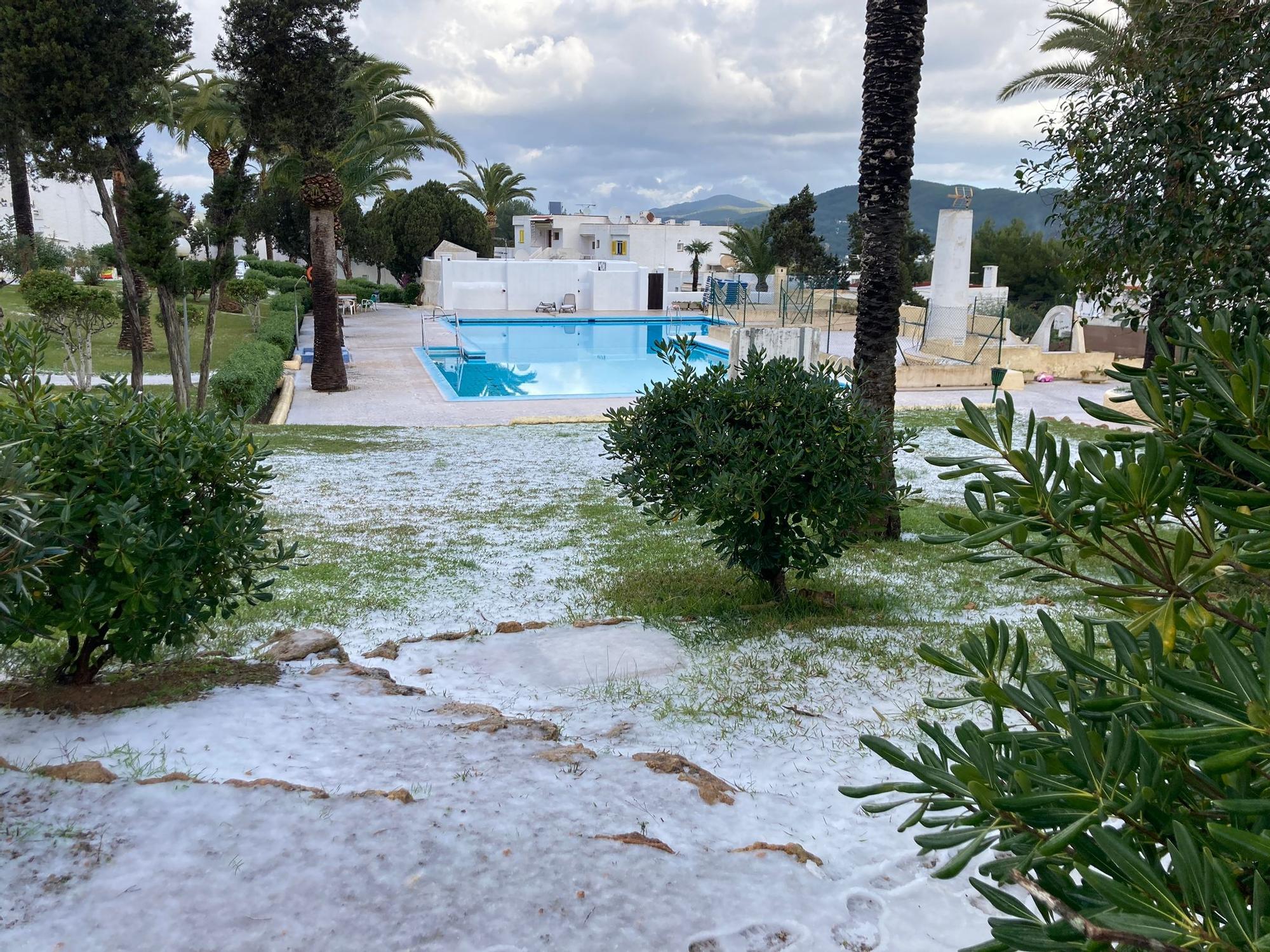 Bajada de temperaturas en Ibiza: Una manta de granizo cubre Siesta