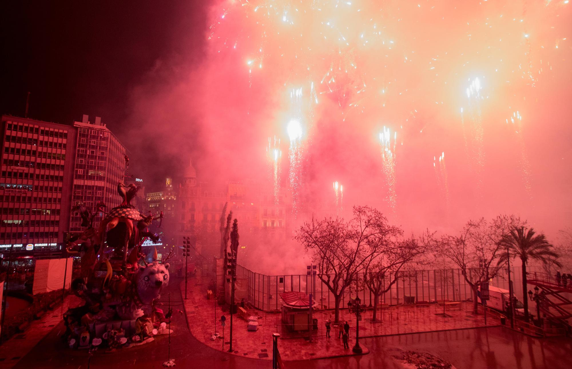 La falla municipal de València, devorada por las llamas