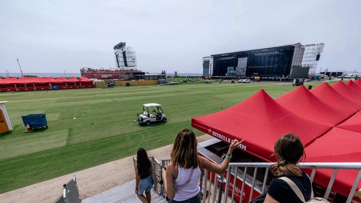 Últims detalls del muntatge de l’escenari principal del Primavera Sound a la vigília del festival