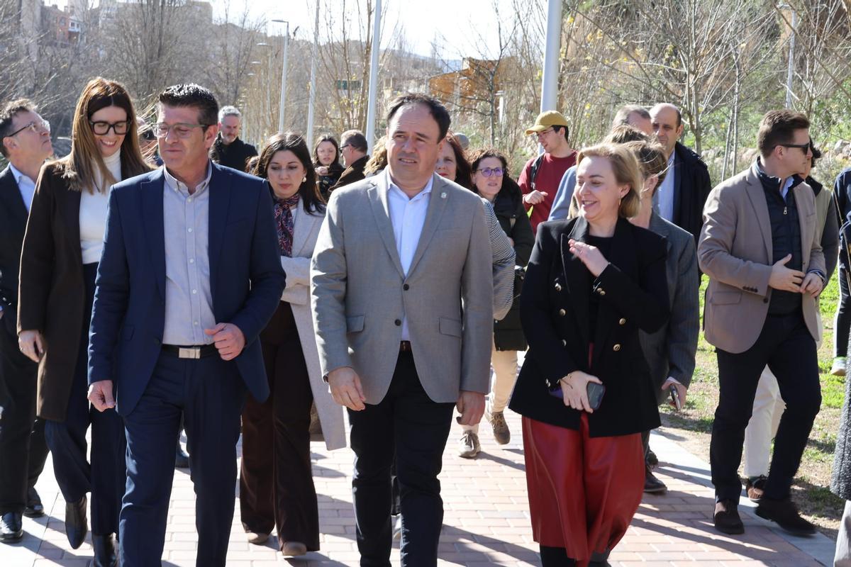 Pérez Llorca, junto a Jorge Rodríguez, Natàlia Enguix y otros cargos del ayuntamiento, en el parque de las Mamás Belgas.