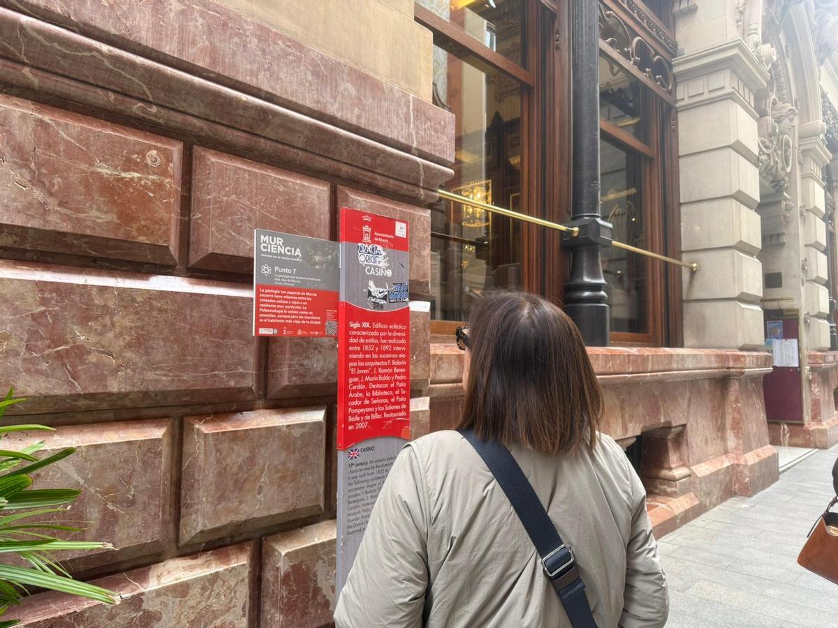 Una turista observa el tótem turístico ubicado junto al Casino de Murcia.