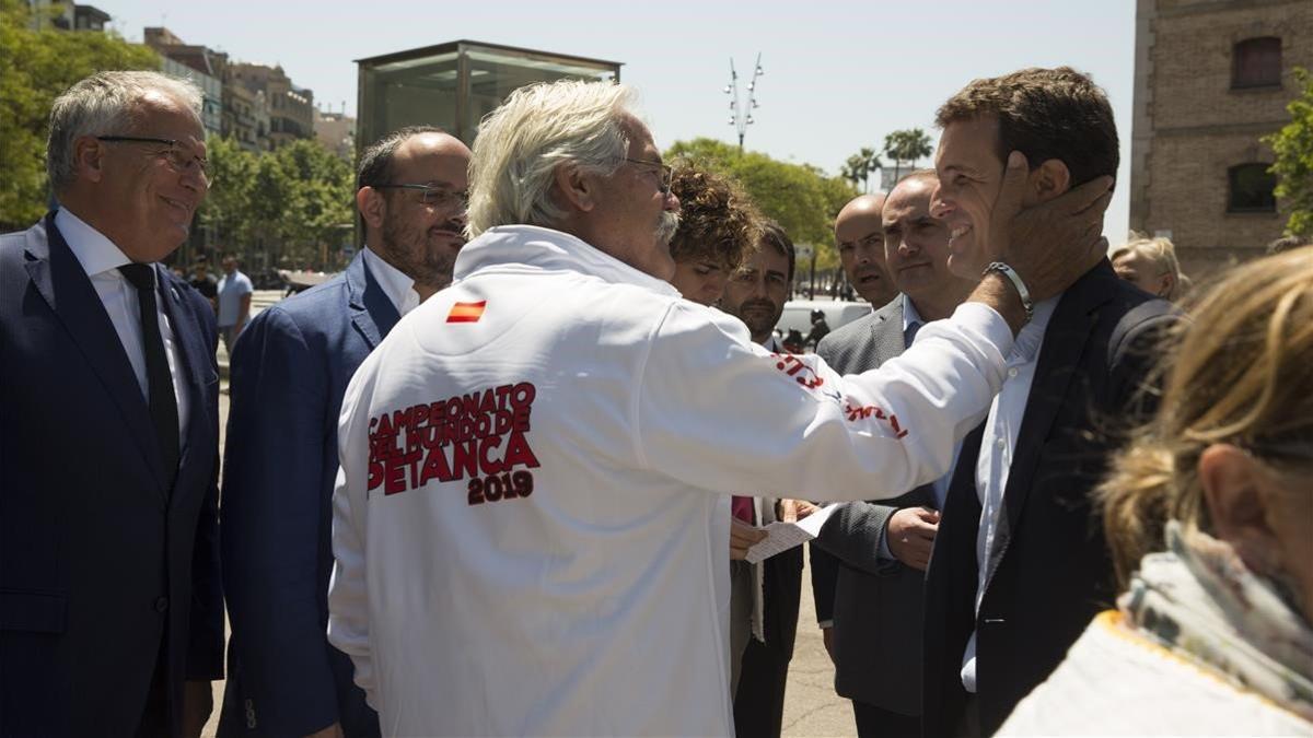 Casado recibe el saludo de un vecino, junto al Palau de Mar de Barcelona, esta mañana