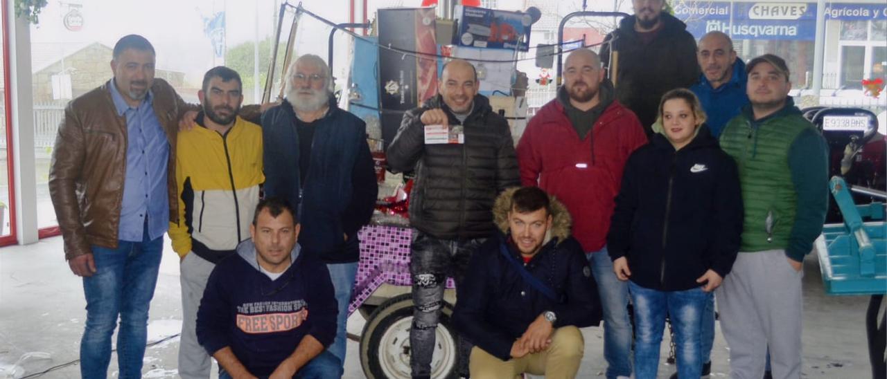 Entrega de la cesta remolque sorteada por la asociación Aires Novos de Castrelo